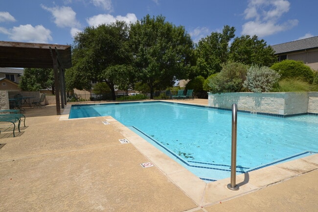 Building Photo - 3 Bedroom Townhouse Condo-North Austin!