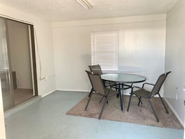 Building Photo - Beautiful  3 bedroom, 2 bath home with 2 c...