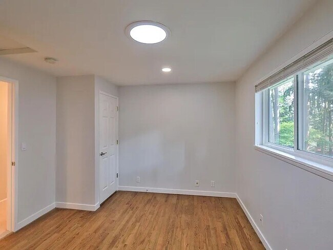 Building Photo - Remodeled Bellevue Home