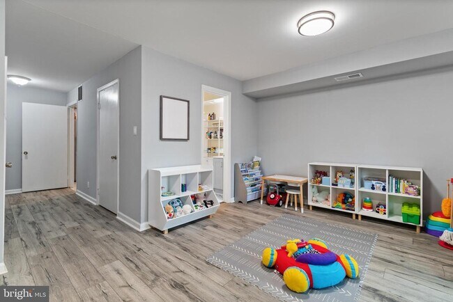 Building Photo - 6627 Burlington Pl