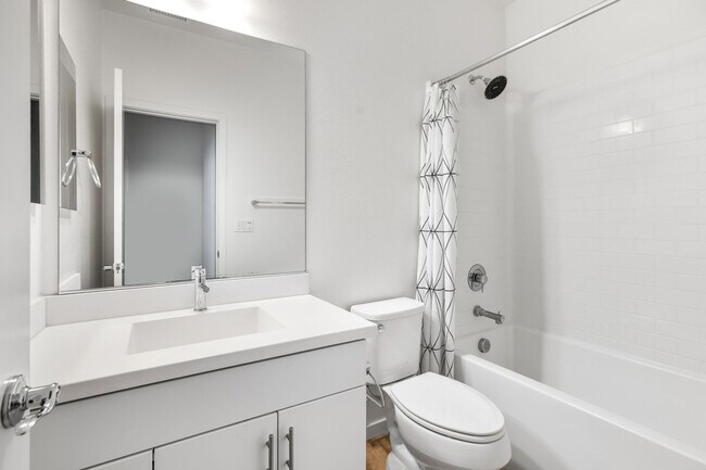 Building Photo - Beautiful Townhome in Desirable Neighborhood!