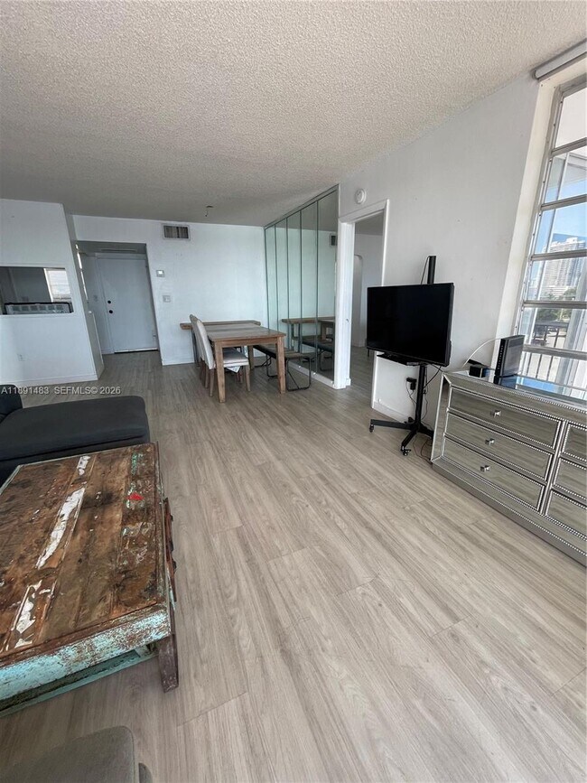 Building Photo - 2910 Point E Dr