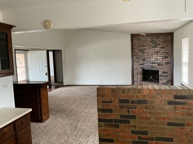 Building Photo - 3 bed, 2 bath, 2 car garage