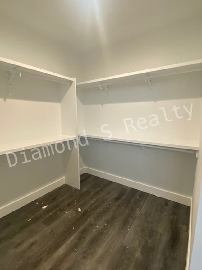 Building Photo - Gorgeous 4 Bedroom Ozark House Coming Earl...