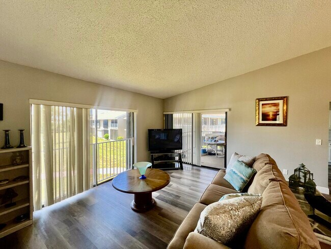 Building Photo - 3209 S Lakeview Cir