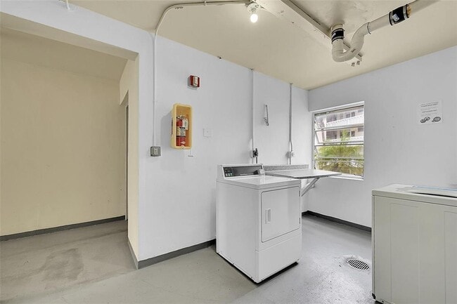 Building Photo - 2859 Leonard Dr