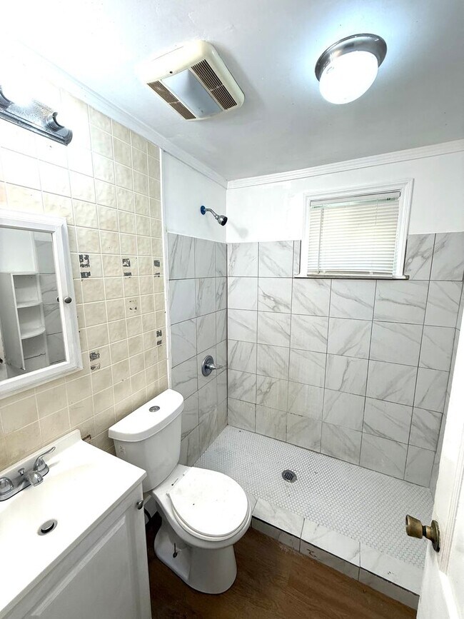 Building Photo - ** 3 bed 1 bath located in Highland Gardens ** Call 334-366-9198 to schedule a self showing