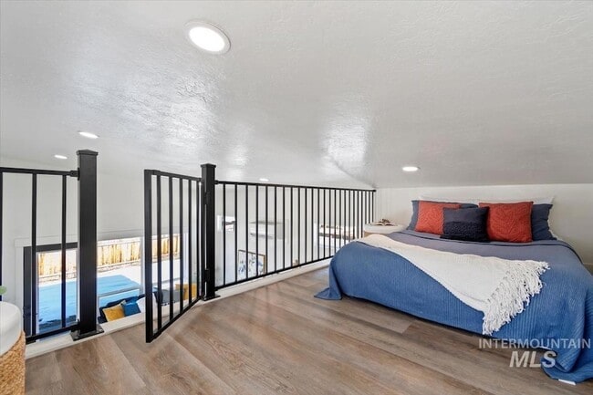 Building Photo - 384 London St