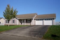 Building Photo - 3 Bed/2 Bath. Master on Main. Close to shopping, US 460, and I-81