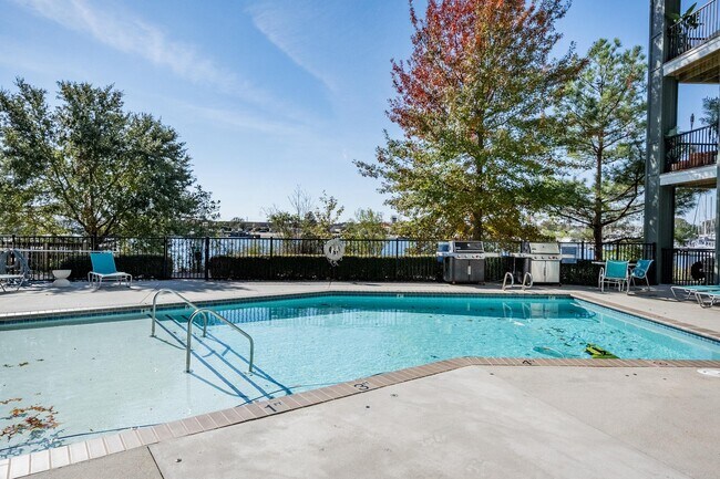 Building Photo - 4921 Pretty Lake Ave