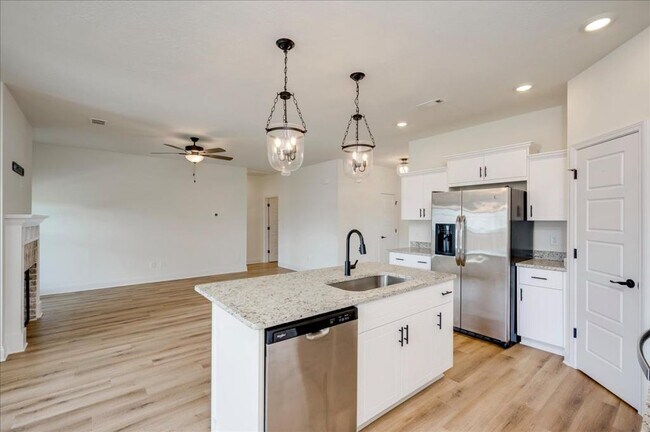 Building Photo - 814 Sweet Grass Cir