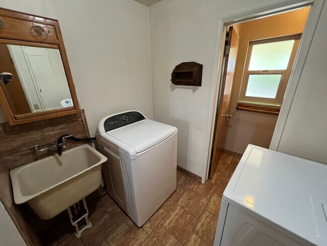 Building Photo - 723 S California St