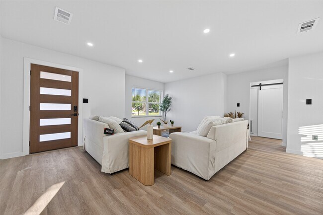 Building Photo - 6621 Jason St