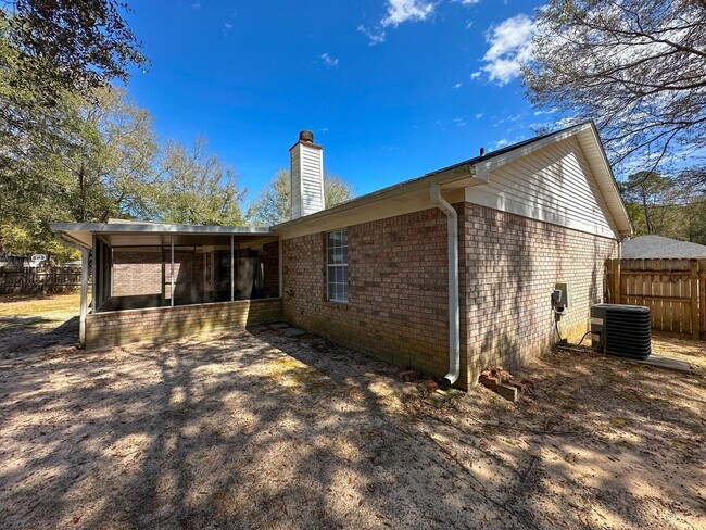 Building Photo - 3 Bedroom 2 Bath home in Marblehead Estates, located in Milton, FL!