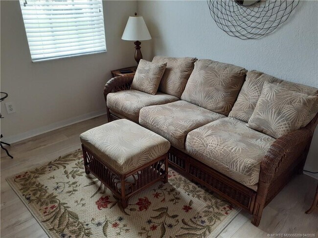 Building Photo - 1571 SE Hampshire Way