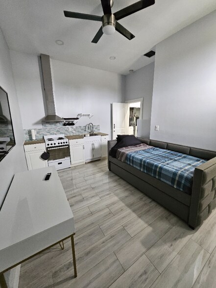 Building Photo - 5433 SW 19th St