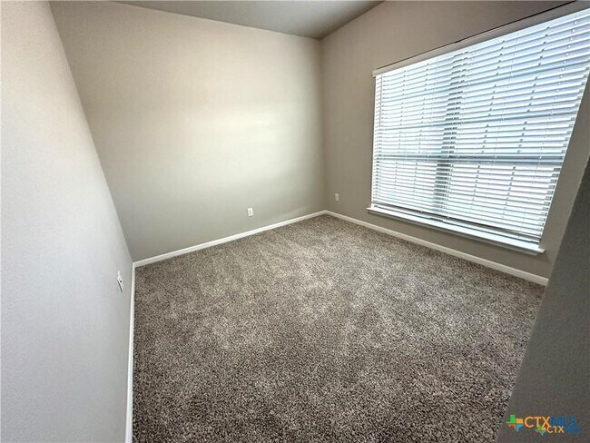 Building Photo - 2216 Vicksburg Ln