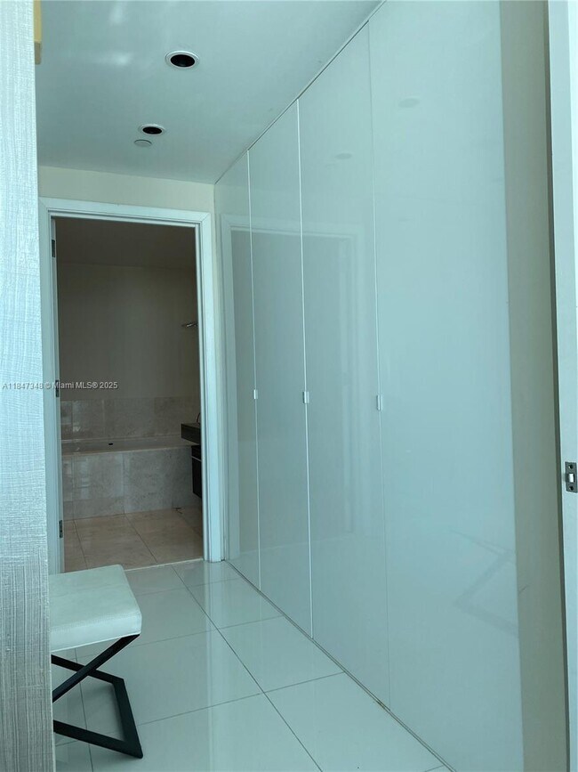 Building Photo - 17121 Collins Ave