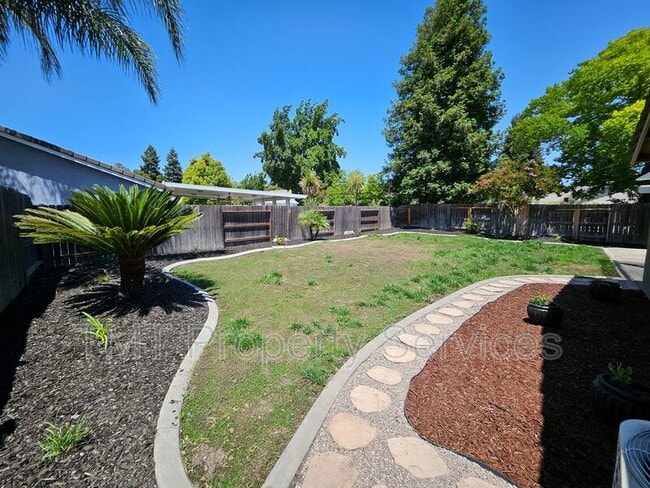 Building Photo - 3533 Des Moines Dr
