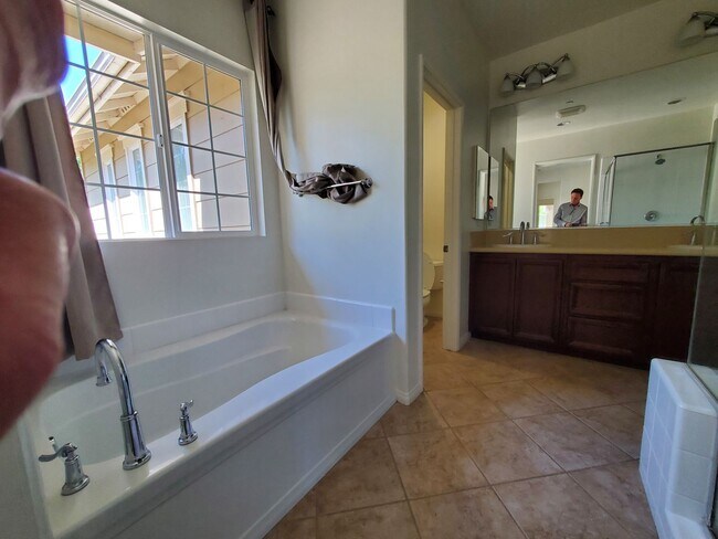 Building Photo - Spacious 3 Bedroom 3 Bath Two Story Riverp...