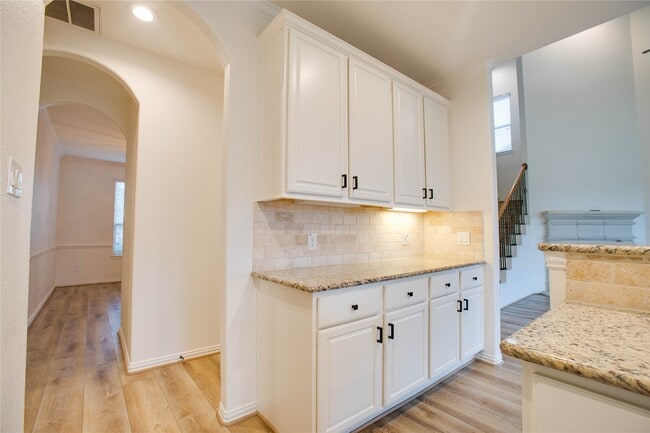 Building Photo - 6210 Pinewood Heights Dr