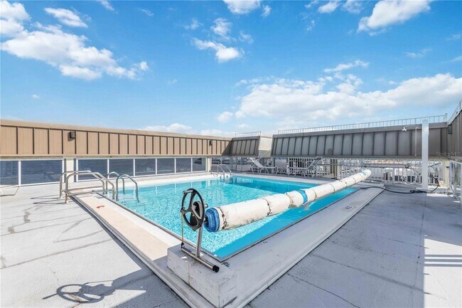 Building Photo - 1500 Park Beach Cir