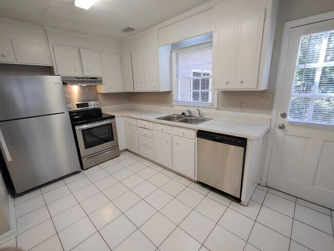 Building Photo - Beautiful Duplex Home Located in the Stone...