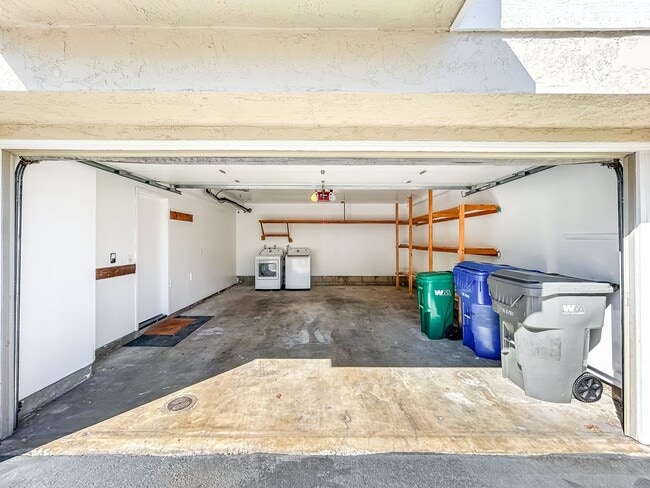 Building Photo - Beautiful 2BD/2.5BA Townhome W/ A/C and Attached Garage in Bay Ho!