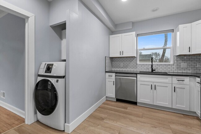Building Photo - 3210 S 48th St
