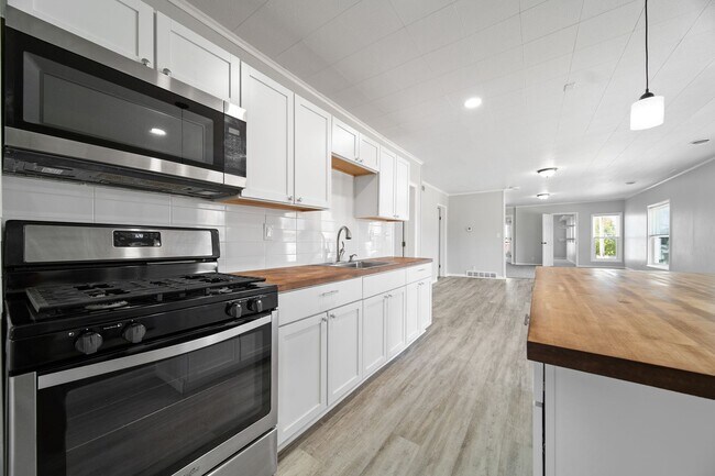 Building Photo - 801 W 26th St
