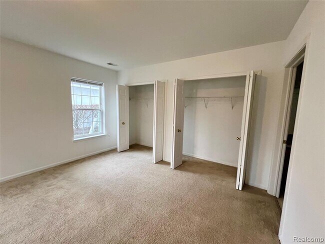 Building Photo - 2664 S Knightsbridge Cir