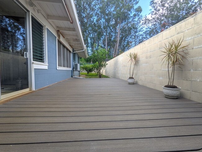 Building Photo - Country living in the City - Huge bonus room, entertainment deck, covered lanai and lots of storage.