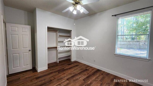 Building Photo - This lovely 3 bedroom, 2 bath home is avai...