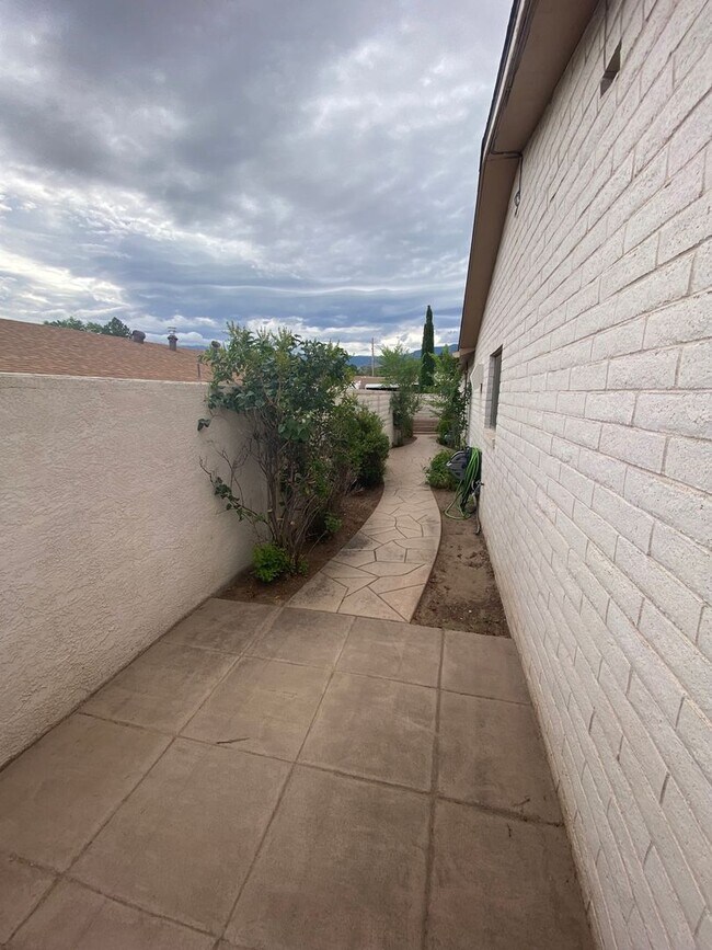 Building Photo - Beautiful 3 Bedroom Home in NE Albuquerque