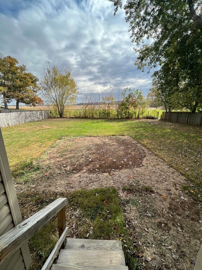 Building Photo - 3 Bedroom Home close to I24