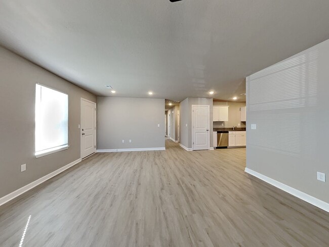 Building Photo - Charming 3BR/2BA Ranch Duplex w/ Garage – Colonial Gardens