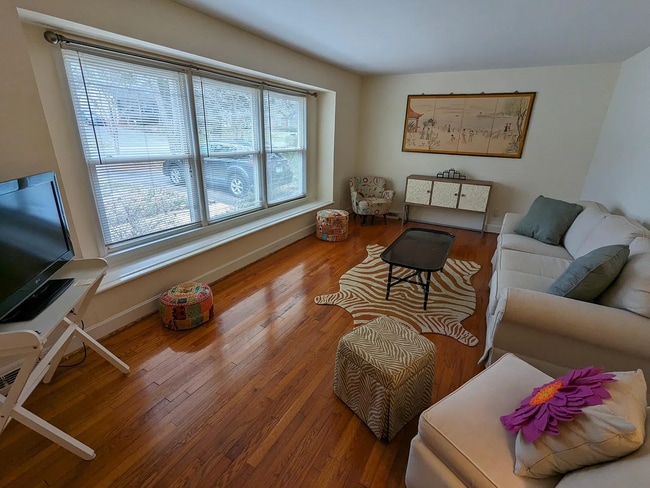 Building Photo - This quiet home in the Starmount neighborhood