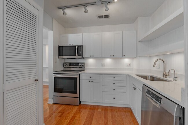 Building Photo - Charming Riverside Heights Rental – Update...