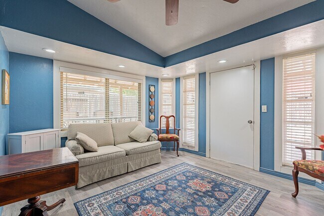 Building Photo - ATTRACTIVE  WEST CENTRAL 2 BEDROOM HOME W/...