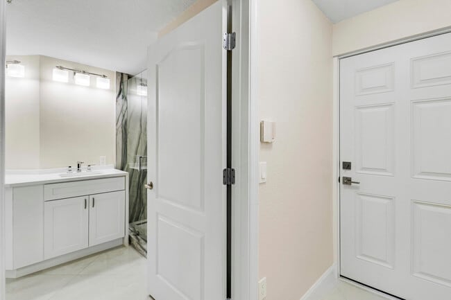 Building Photo - 11010 Legacy Dr