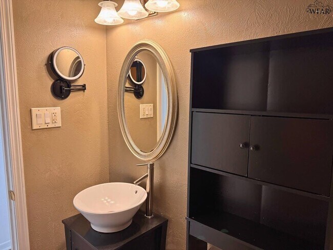 Building Photo - 1827 Eden Ln