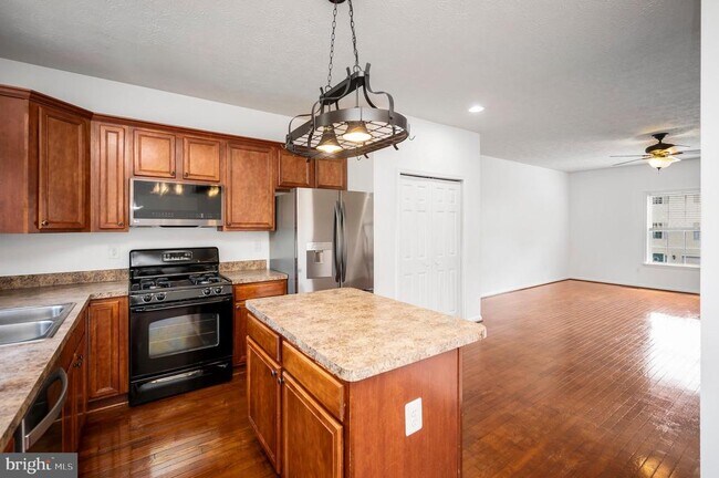 Building Photo - 104 Stingray Ct