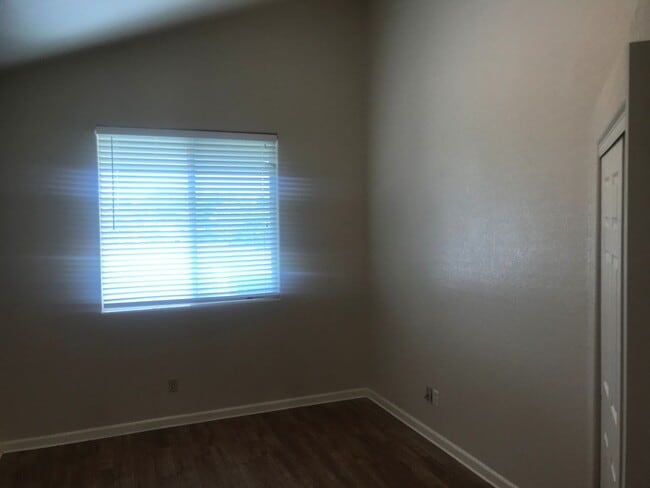 Building Photo - Fantastic 2nd floor condo - 2 bedroom, 2 bath, 1 car garage!