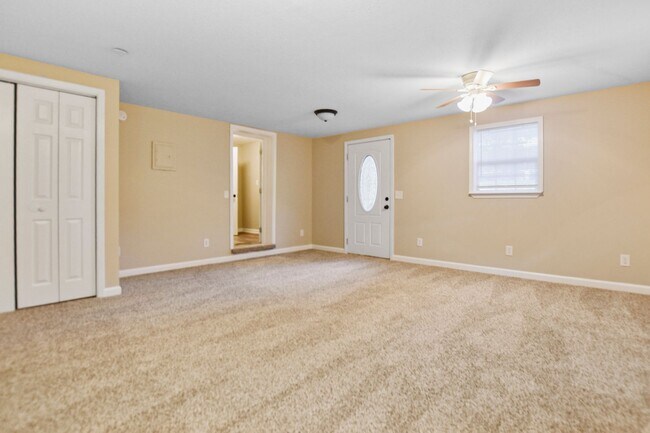 Building Photo - Pet Friendly Three Bedroom!