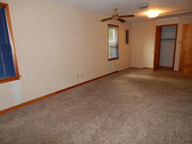 Building Photo - 2216 Dyke Rd