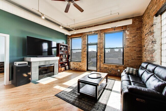 Building Photo - 1400 N Milwaukee Ave