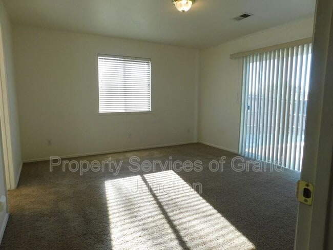 Building Photo - 657 Springbrook Dr