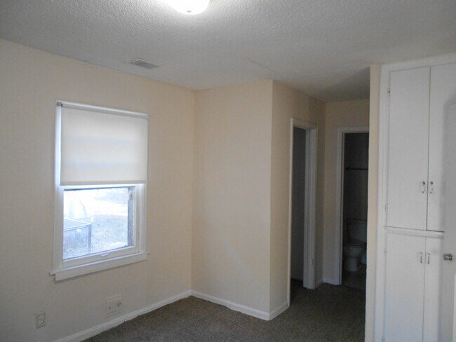 Building Photo - 804 S Crestway St