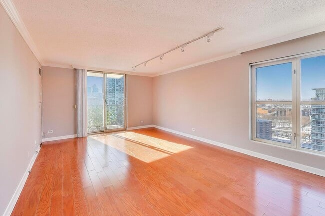 Building Photo - 1212 N La Salle Dr