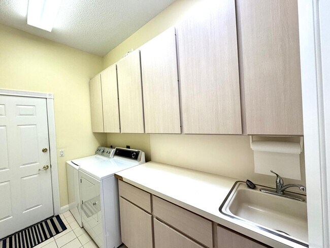 Building Photo - 2871 SW Brighton Way